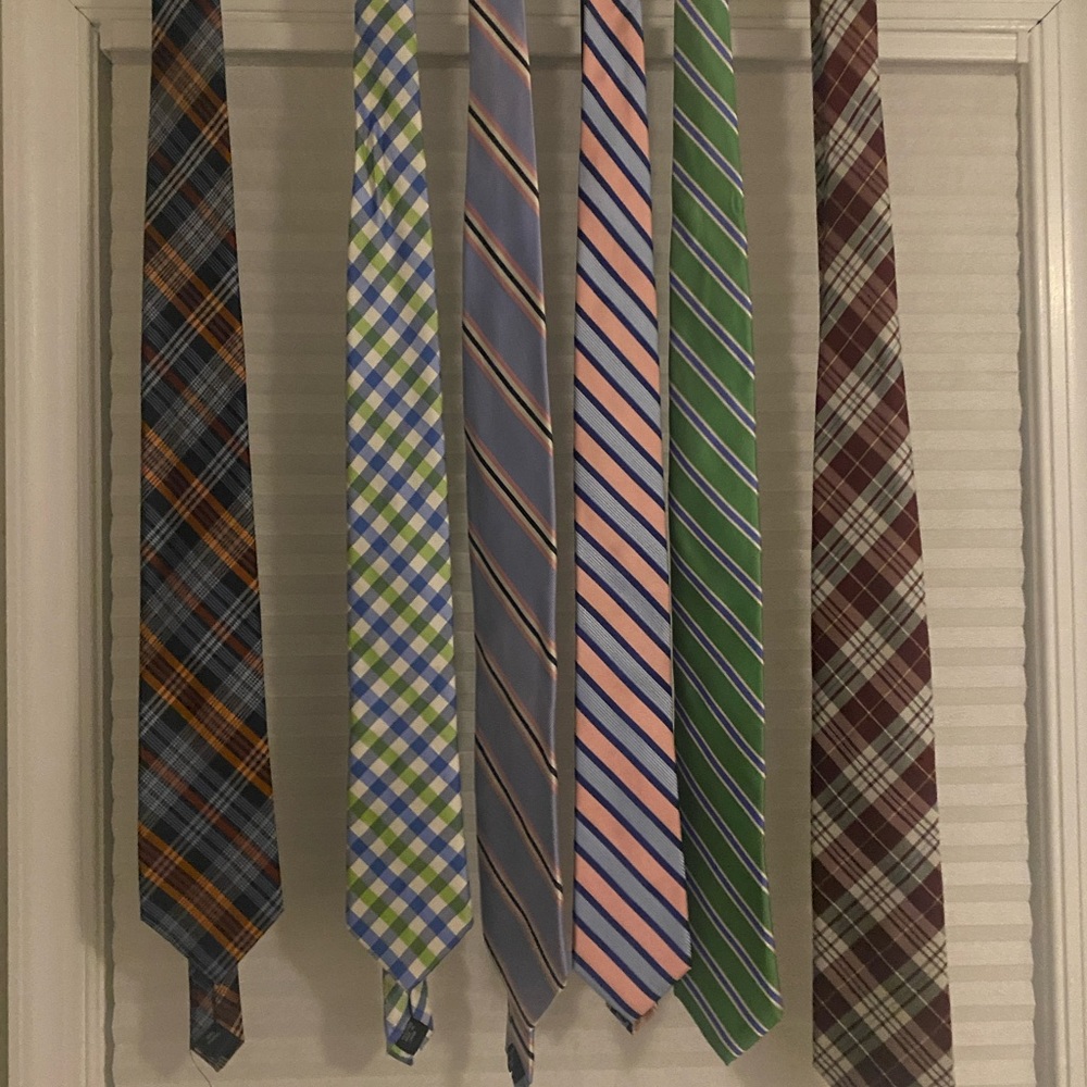 Assorted men’s neckties. All in great condition. No rips, pulls, or tears.